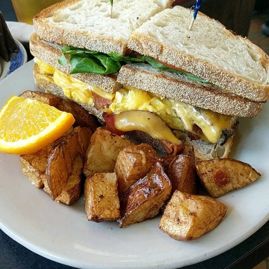 Deluxe Town Diner | restaurant | 627 Mt Auburn St, Watertown, MA 02472, USA | 6179268400 OR +1 617-926-8400