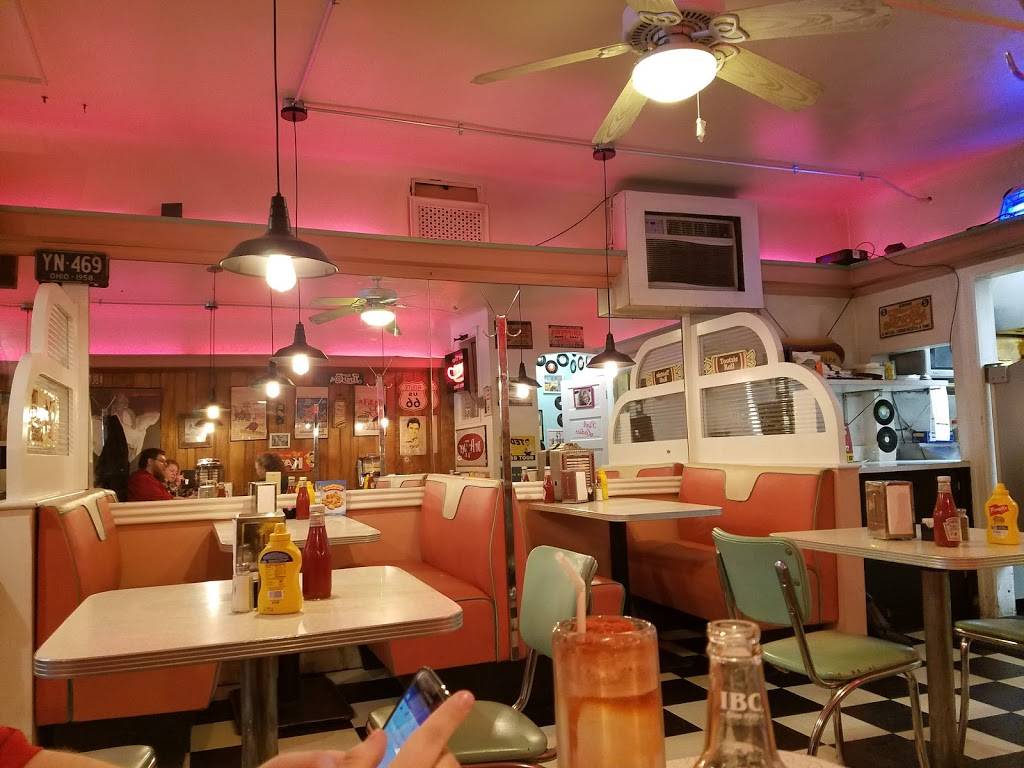 Dans Dogs Hot Dog Eatery & Diner | restaurant | 111 W Liberty St, Medina, OH 44256, USA | 3309522925 OR +1 330-952-2925