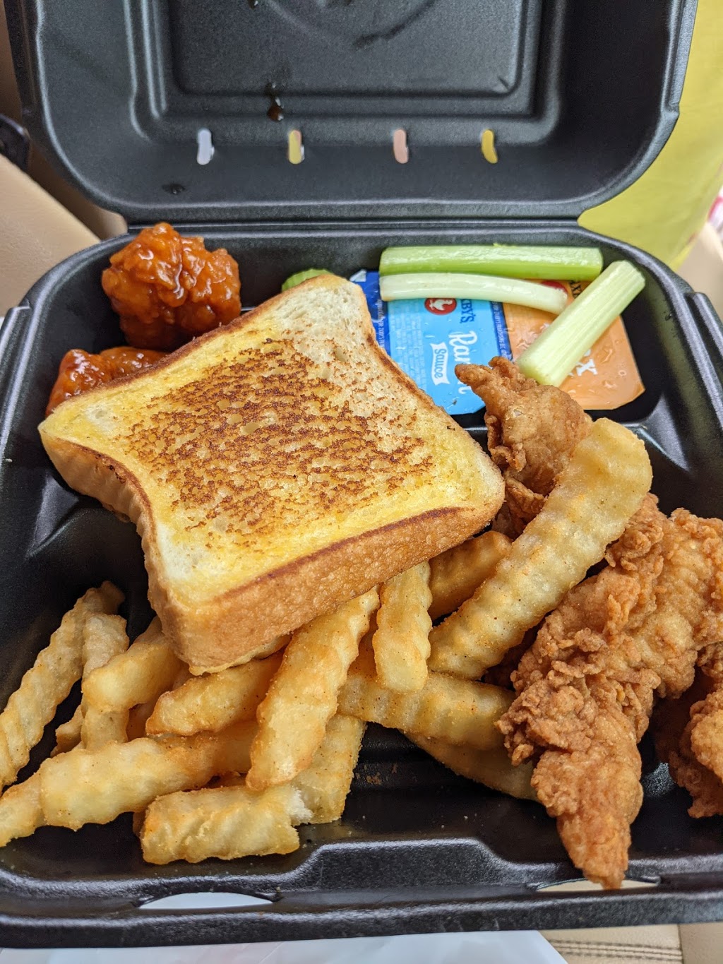 Zaxbys Chicken Fingers & Buffalo Wings | restaurant | 3325 Capital Cir NE, Tallahassee, FL 32308, USA | 8503852797 OR +1 850-385-2797
