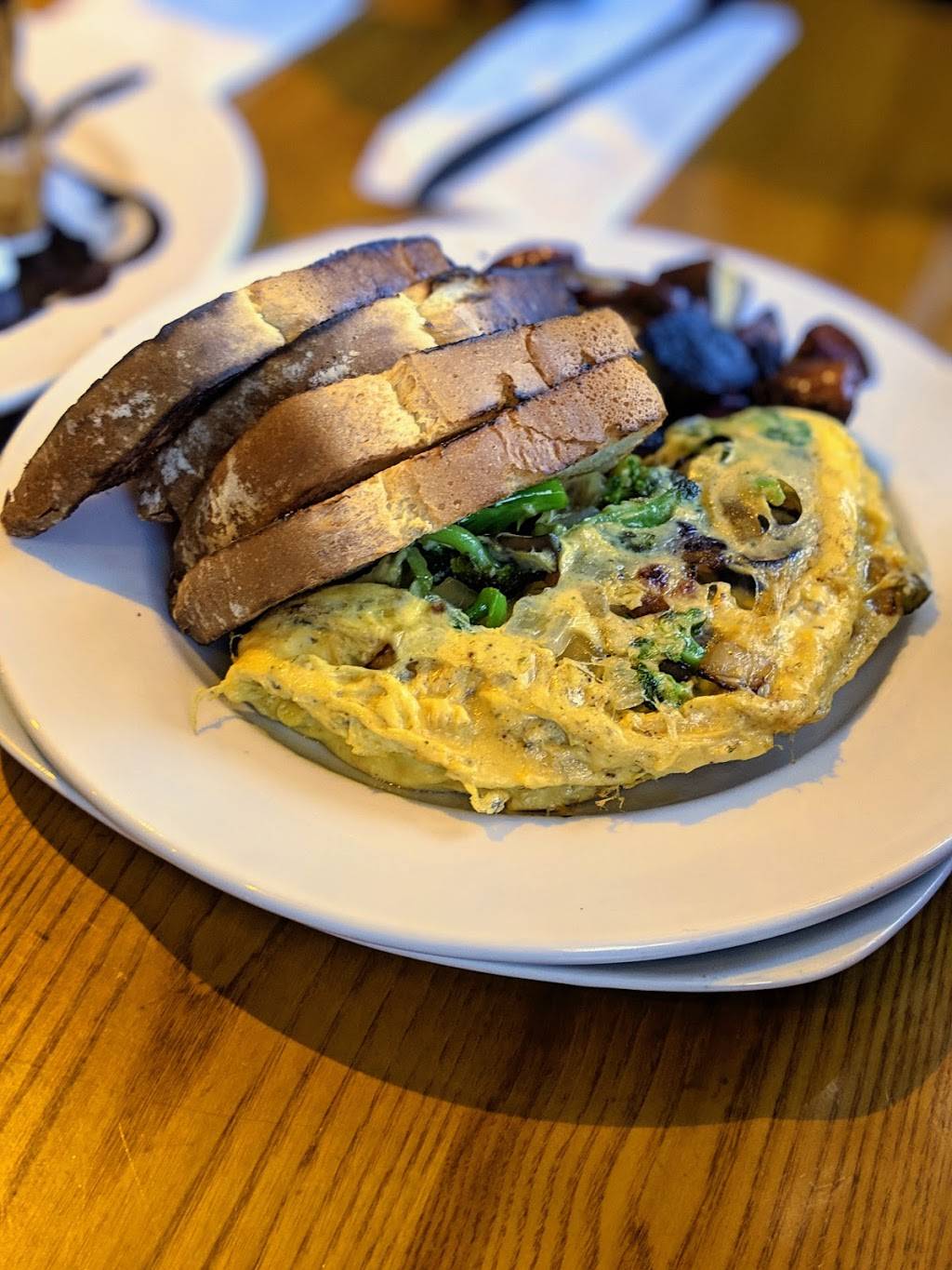 The New Moon | restaurant | 17 Pepperell Square, Saco, ME 04072, USA | 2072822241 OR +1 207-282-2241