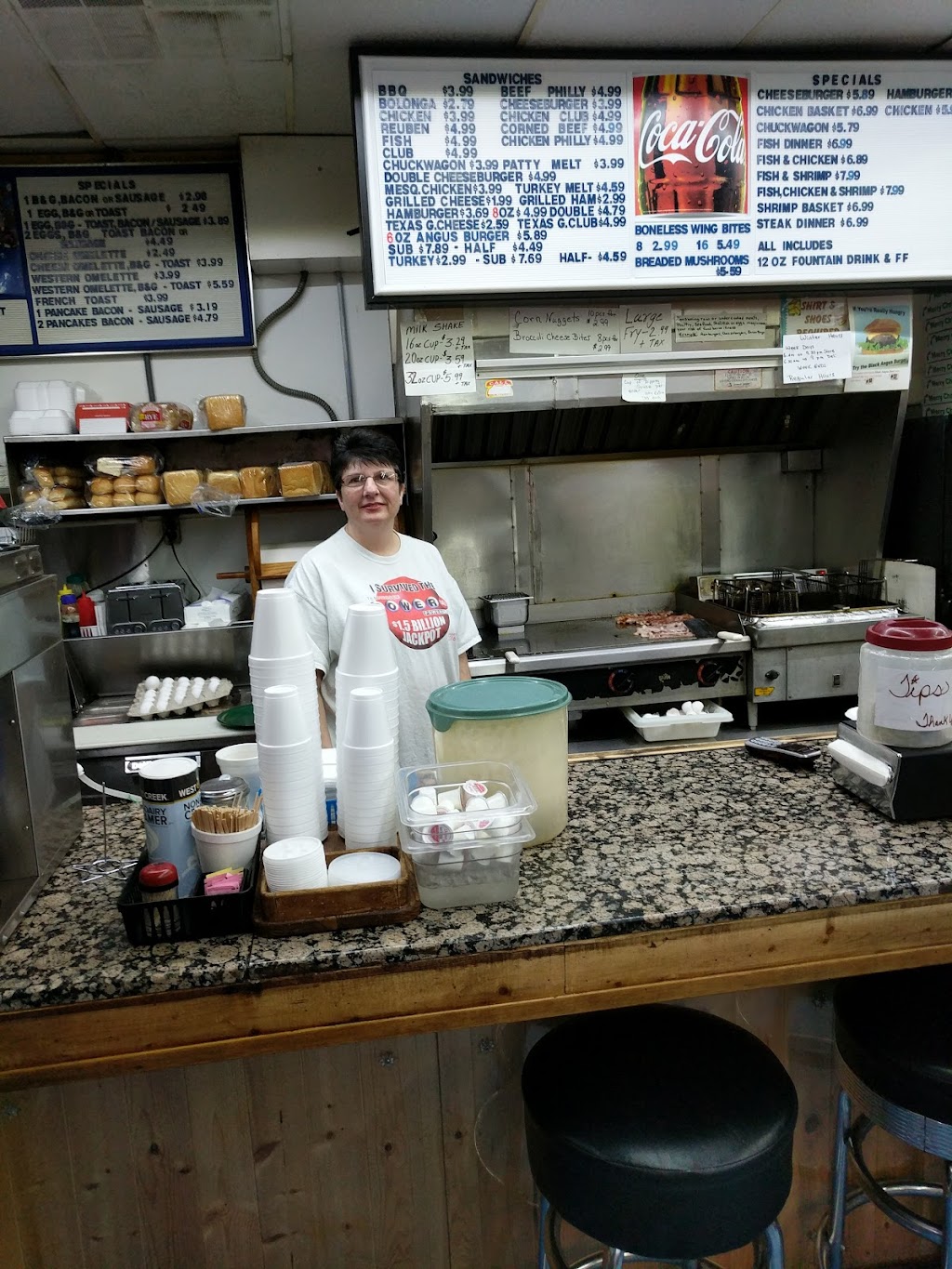 D Js Market & Deli | restaurant | 4680 Hooper Hwy, Cosby, TN 37722, USA | 4234875676 OR +1 423-487-5676