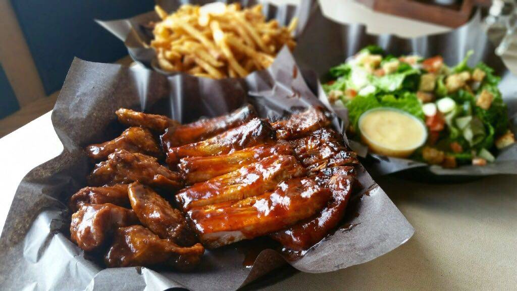 Memphis BBQ & Wicked Wings | restaurant | 327 Bronte St S, Milton, ON L9T 4A4, Canada | 9058647979 OR +1 905-864-7979