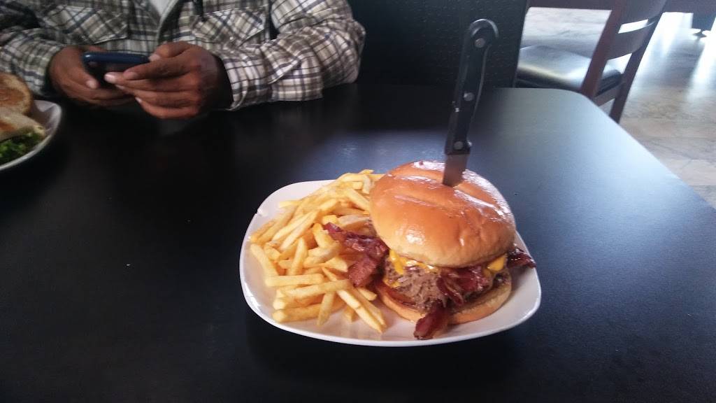 The Bank Sports Lounge | restaurant | 431 North St, Taft, CA 93268, USA | 6617454963 OR +1 661-745-4963