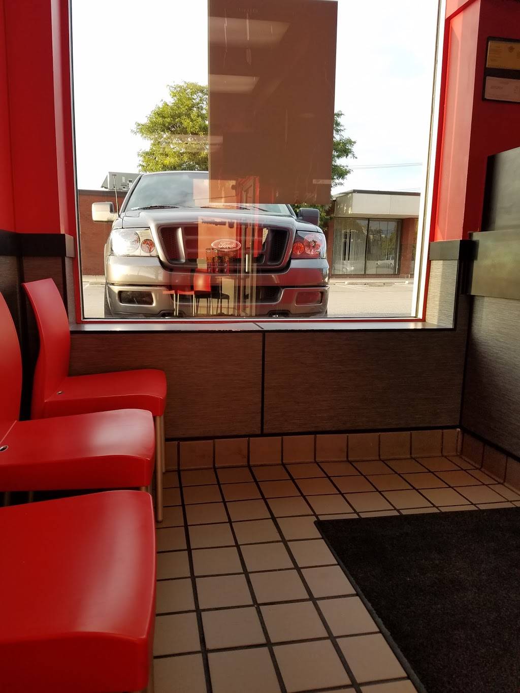 Pizza Hut | meal takeaway | 24750 Telegraph Rd, Southfield, MI 48033, USA | 2483543800 OR +1 248-354-3800