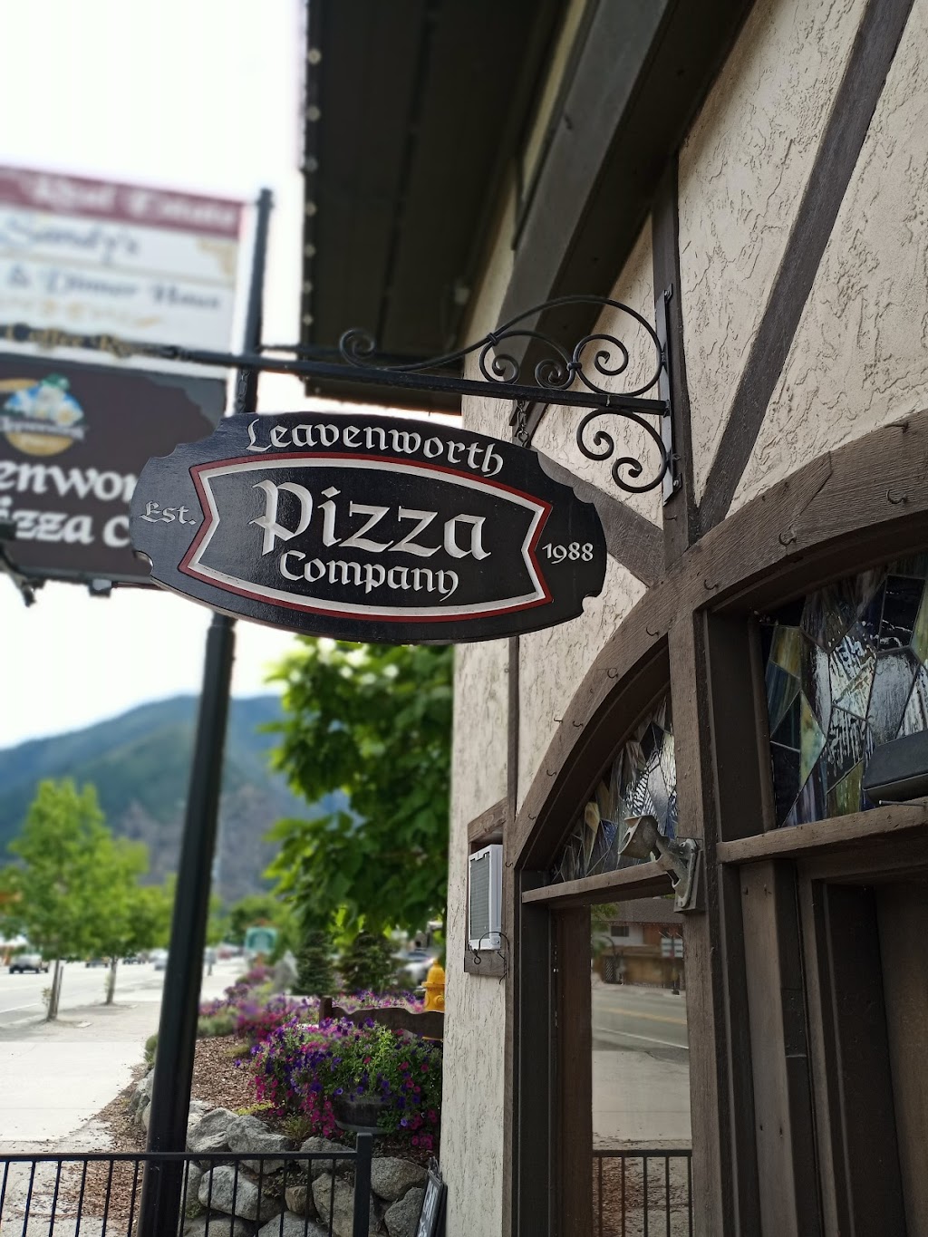 Leavenworth Pizza Company | meal takeaway | 894 US-2, Leavenworth, WA 98826, USA | 5098880494 OR +1 509-888-0494