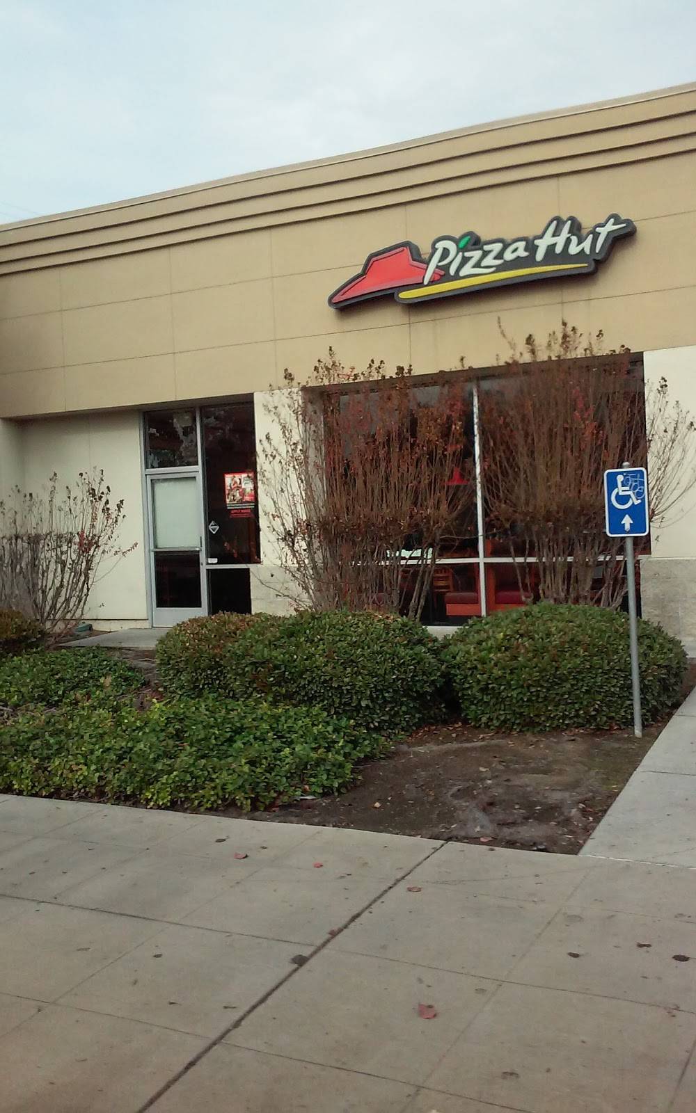 Pizza Hut | meal takeaway | 624 S Clovis Ave, Fresno, CA 93727, USA | 5592513000 OR +1 559-251-3000