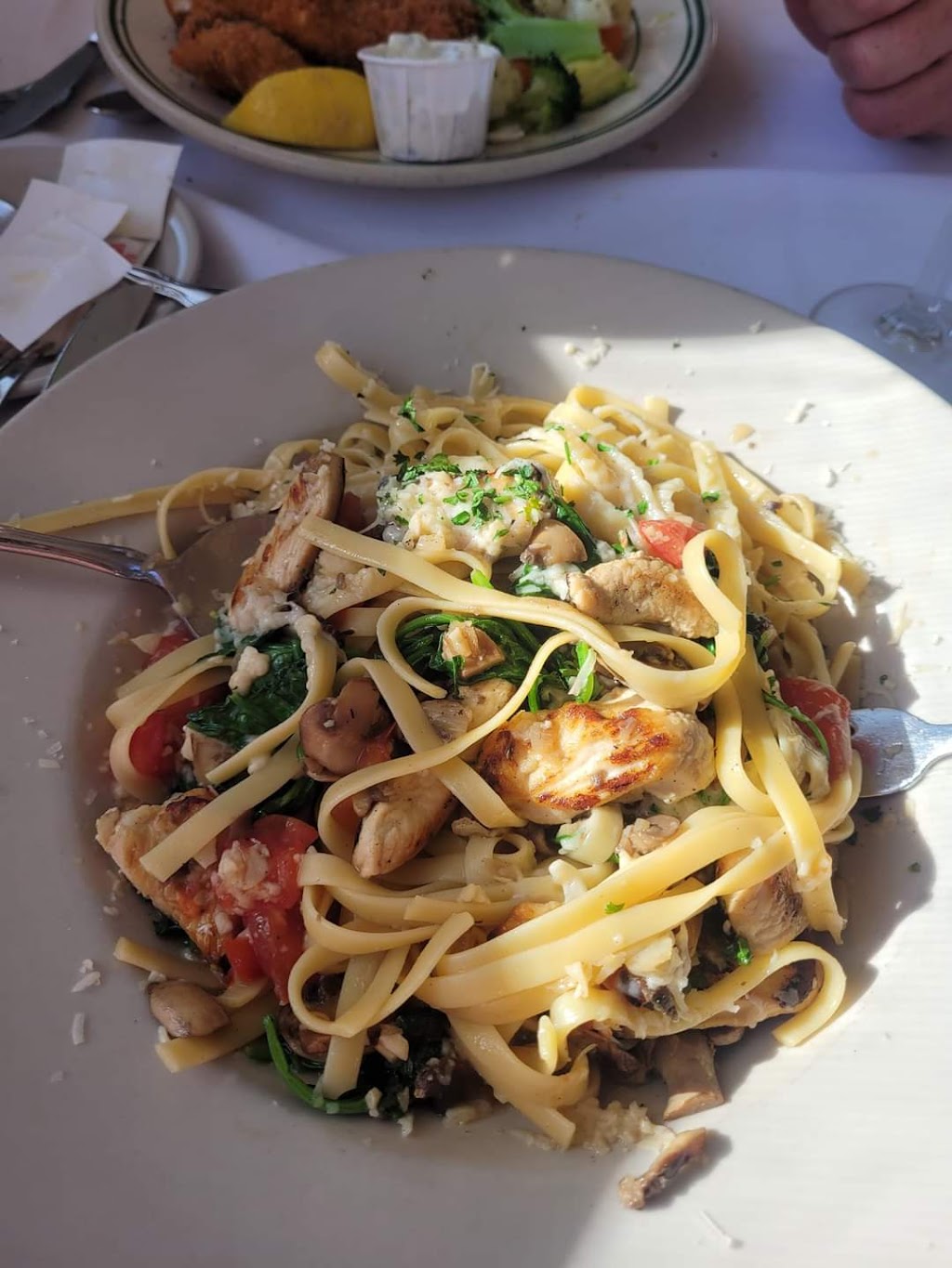 Spinners | restaurant | 29430 Ellensburg Ave, Gold Beach, OR 97444, USA | 5412475160 OR +1 541-247-5160