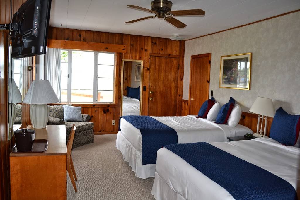 Buzzs Lakeside Inn | restaurant | 5700 N Scenic Dr, Whitehall, MI 49461, USA | 2318938315 OR +1 231-893-8315