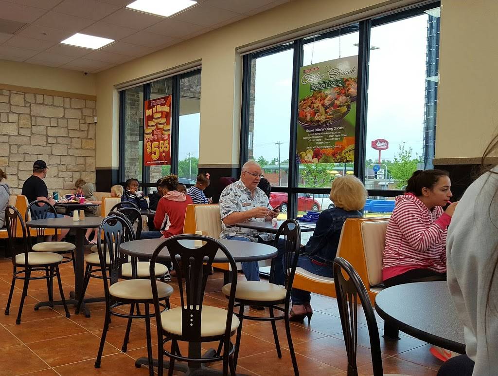 Braums Ice Cream & Burger Restaurant | restaurant | 10920 N Rockwell Ave, Oklahoma City, OK 73162, USA | 4057228126 OR +1 405-722-8126