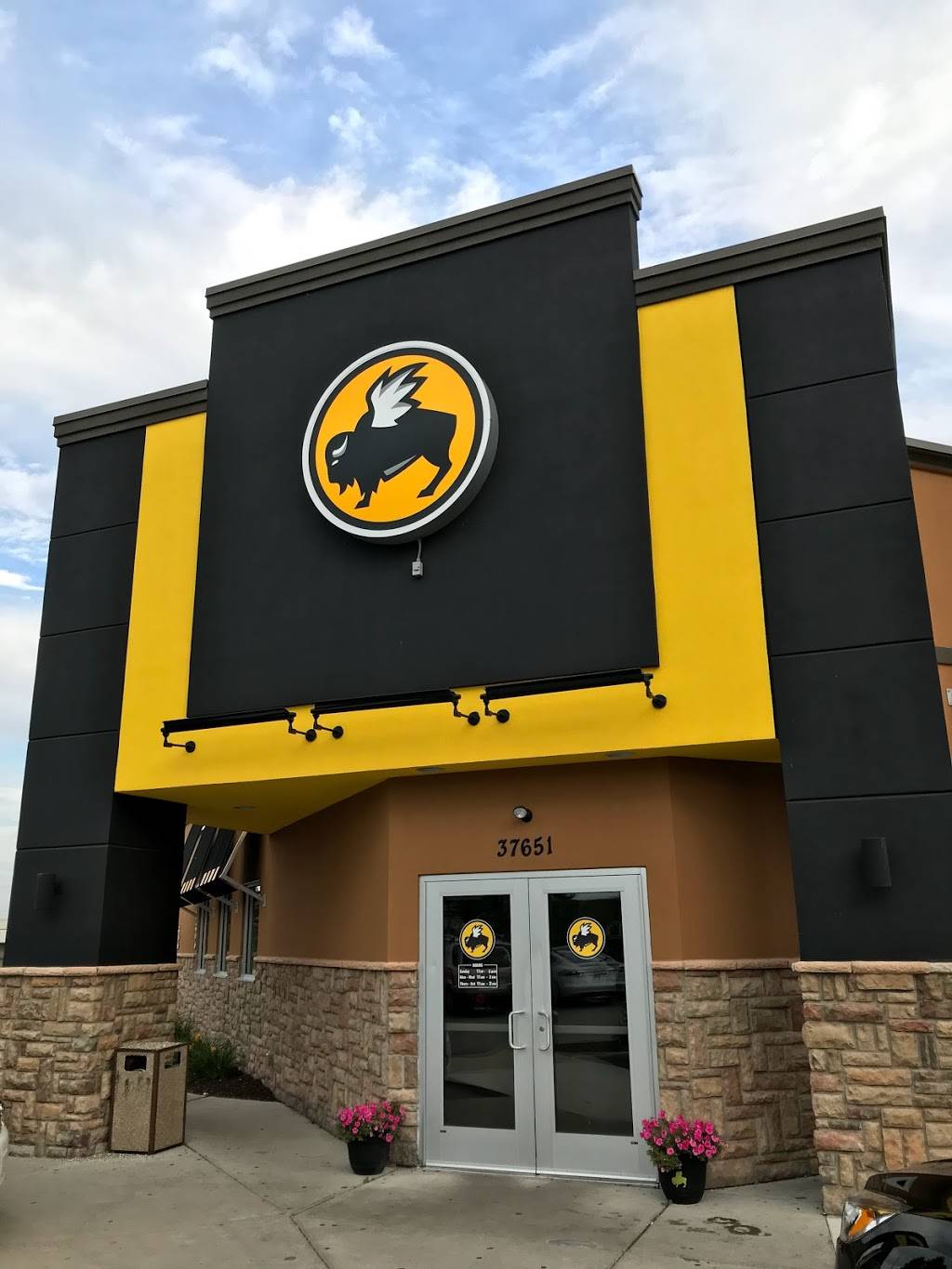 Buffalo Wild Wings | meal takeaway | 37651 Six Mile Rd, Livonia, MI 48152, USA | 7344694400 OR +1 734-469-4400
