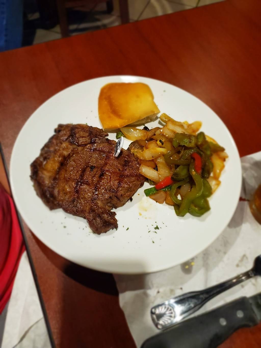 Christophers Steakhouse & Seafood | restaurant | 703 E Broad St, Elizabethtown, NC 28337, USA | 9102476206 OR +1 910-247-6206