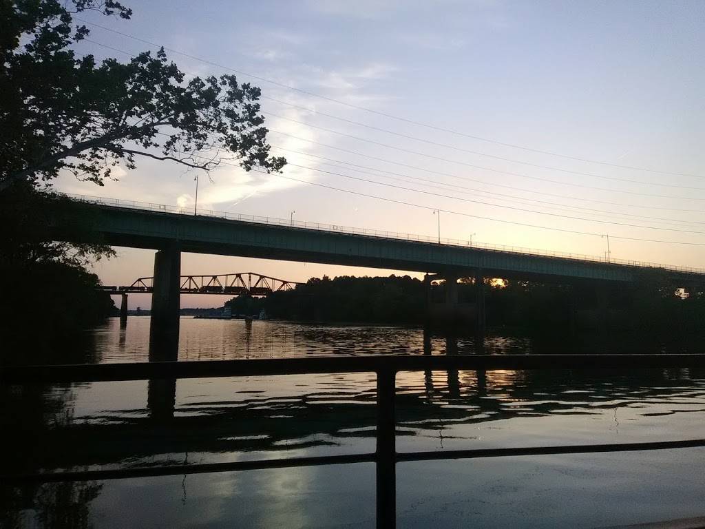 The Levee Bar & Grill | restaurant | 1 Bridge Ave, Northport, AL 35476, USA | 2056323136 OR +1 205-632-3136