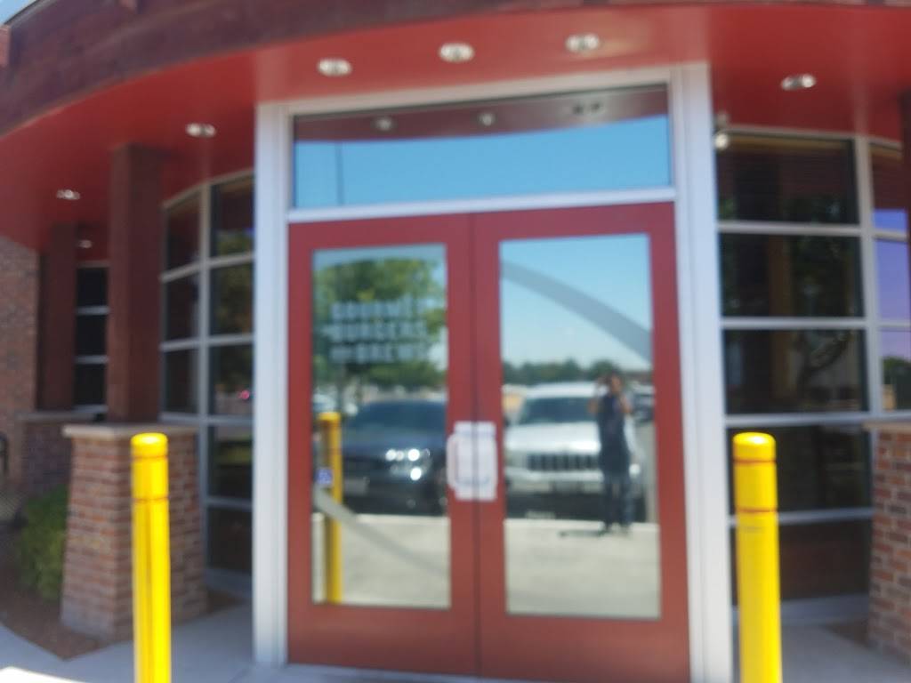 Red Robin Gourmet Burgers and Brews | restaurant | 2367 Claribel Rd, Riverbank, CA 95367, USA | 2098631290 OR +1 209-863-1290