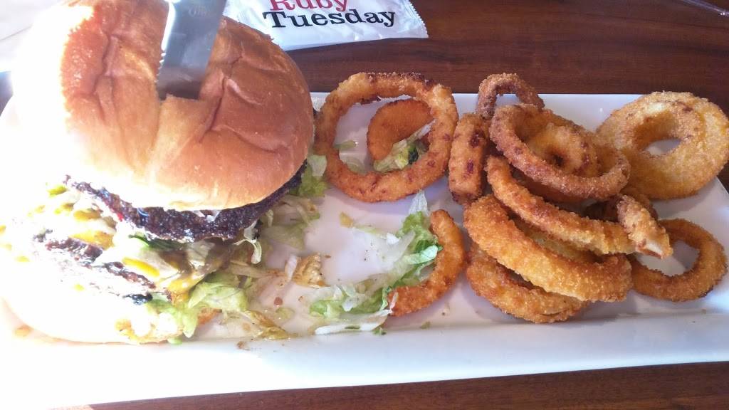 Ruby Tuesday | restaurant | 1226 Old Country Rd, Westbury, NY 11590, USA | 5162285176 OR +1 516-228-5176
