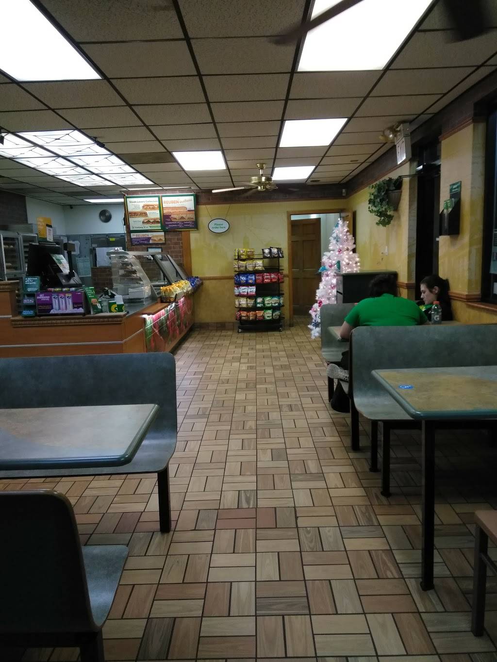 Subway | restaurant | 2216 Madison Ave, Granite City, IL 62040, USA | 6184512859 OR +1 618-451-2859