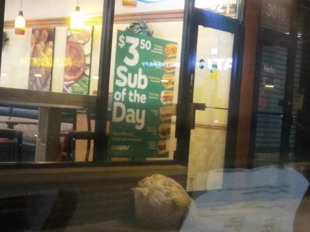 Subway Restaurants | restaurant | 3021 N Clark St, Chicago, IL 60657, USA | 7738975327 OR +1 773-897-5327