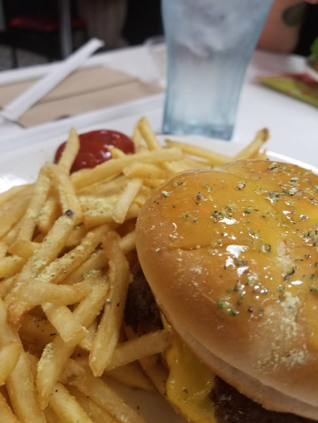 Steak n Shake | restaurant | 40 Town Center Cir, Sanford, FL 32771, USA | 4073288300 OR +1 407-328-8300