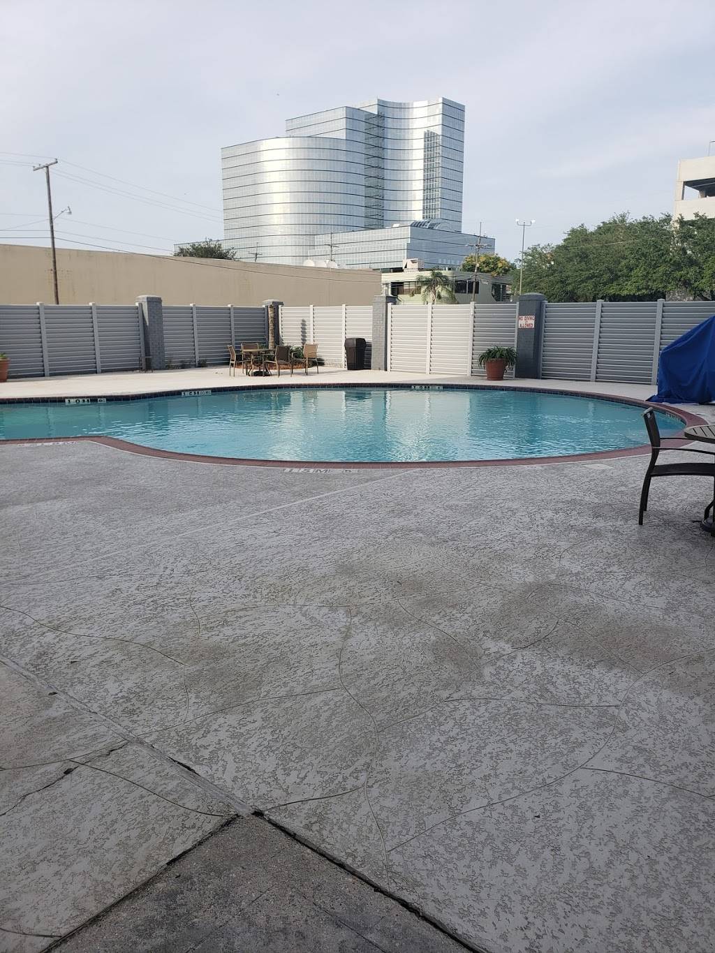 Round House Bar and Grill | restaurant | 2261 N Causeway Blvd, Metairie, LA 70001, USA | 5042242466 OR +1 504-224-2466