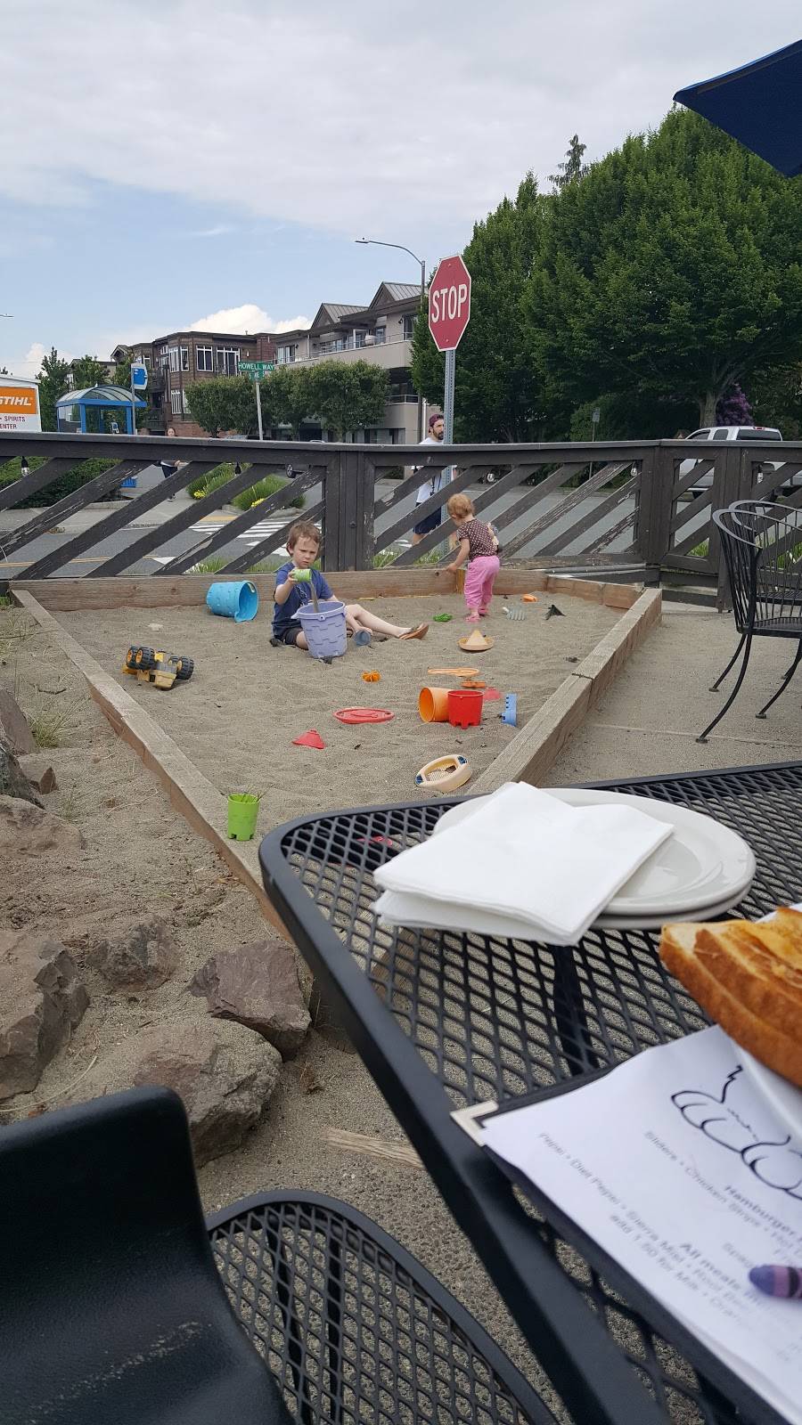 Hamburger Harrys II | restaurant | 610 5th Ave S, Edmonds, WA 98020, USA | 4257766666 OR +1 425-776-6666