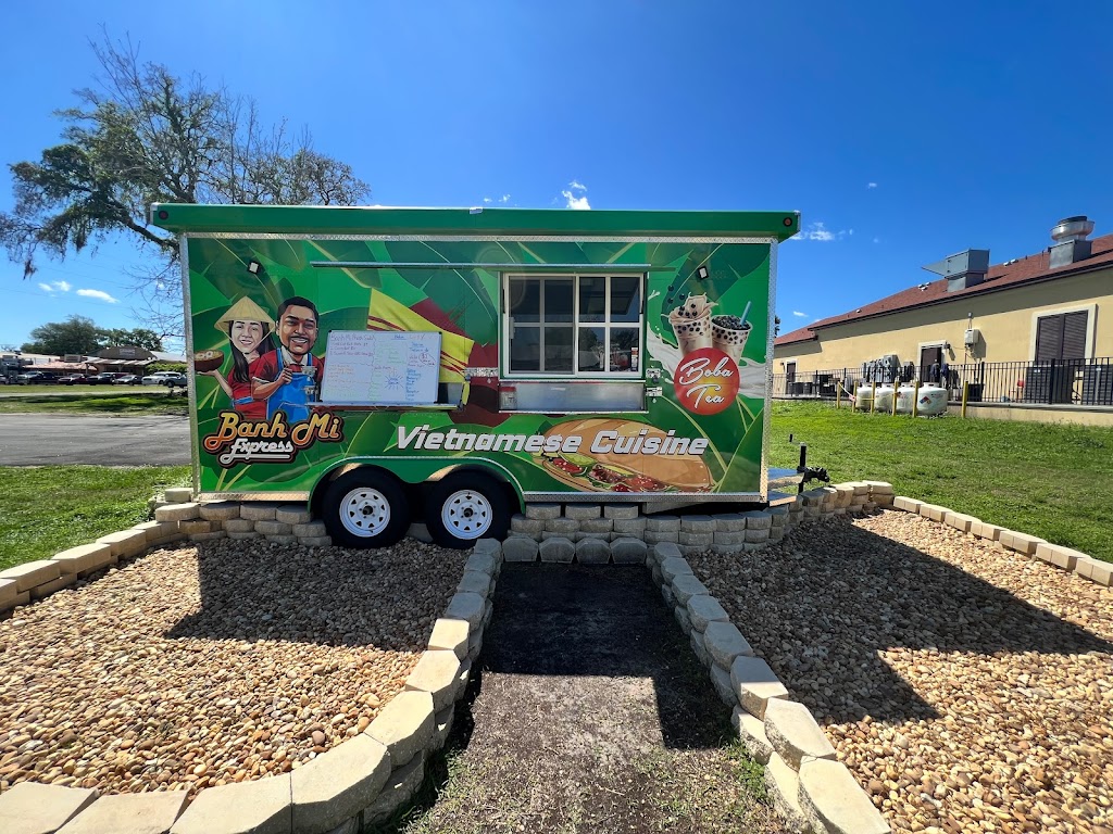 Banh Mi Express | restaurant | 11717 US-301 Corner Of 301/466, Behind Pho Saigon, Oxford, FL 34484, USA | 3524317499 OR +1 352-431-7499