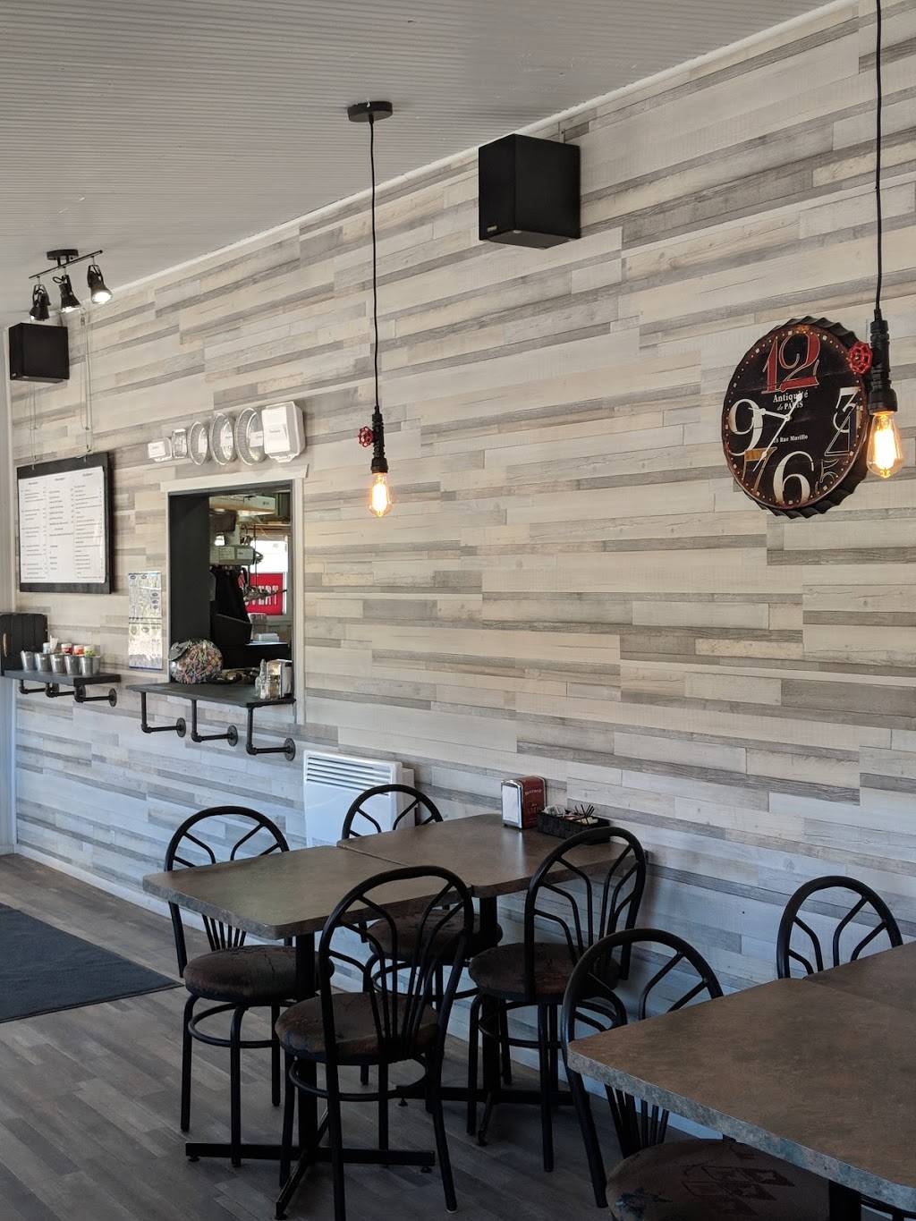 Casse-Croûte La Grondinoise | restaurant | 2350 Rang Saint Jean, Saint-Maurice, QC G0X 2X0, Canada | 8193703037 OR +1 819-370-3037