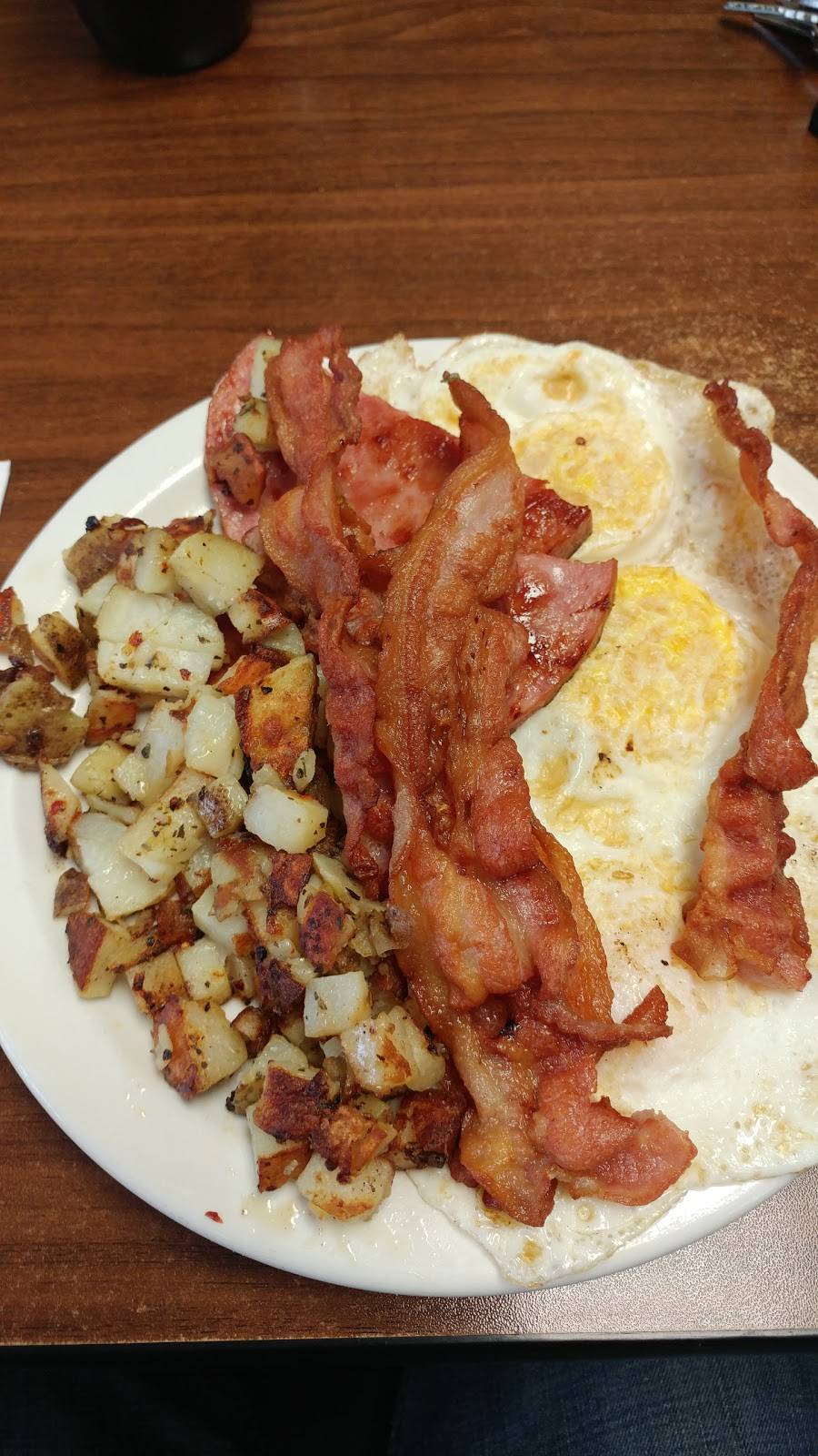 Bobbis Diner | restaurant | 641 Broadway St, Wyoming, ON N0N 1T0, Canada | 5198451739 OR +1 519-845-1739