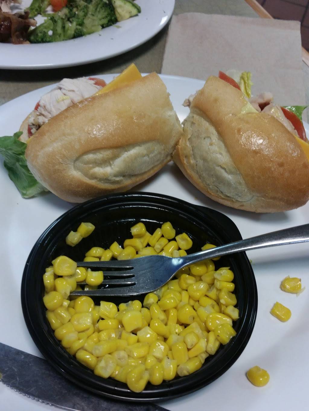 Boston Market | restaurant | 1560 St George Ave, Avenel, NJ 07001, USA | 7323818833 OR +1 732-381-8833