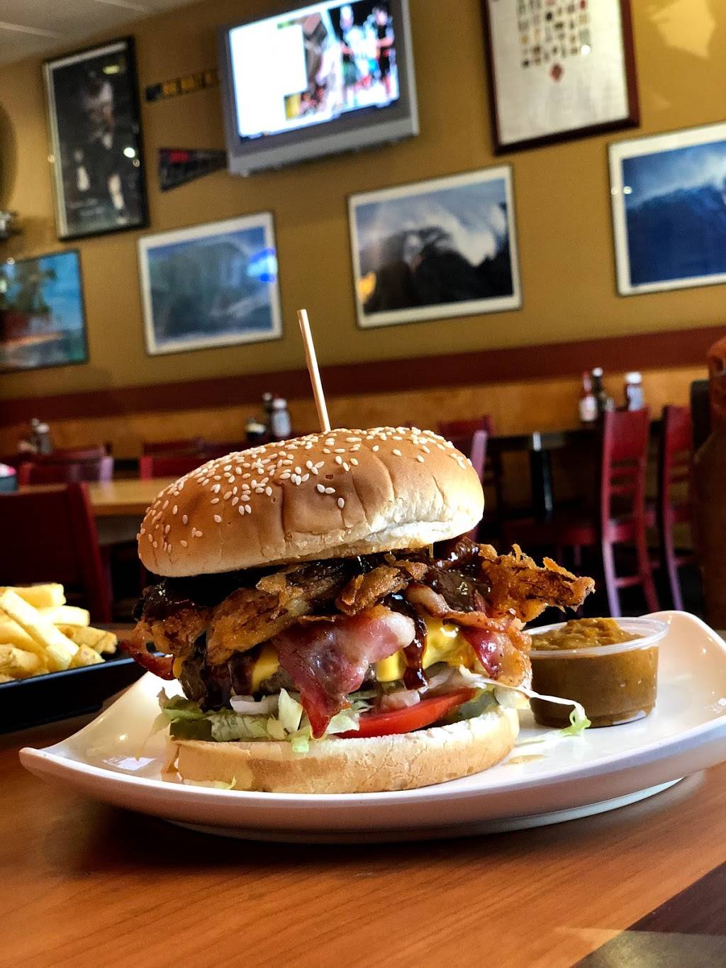 Chili Coast Burgers | restaurant | 1330 E Vista Way #1, Vista, CA 92084, USA | 7607261187 OR +1 760-726-1187