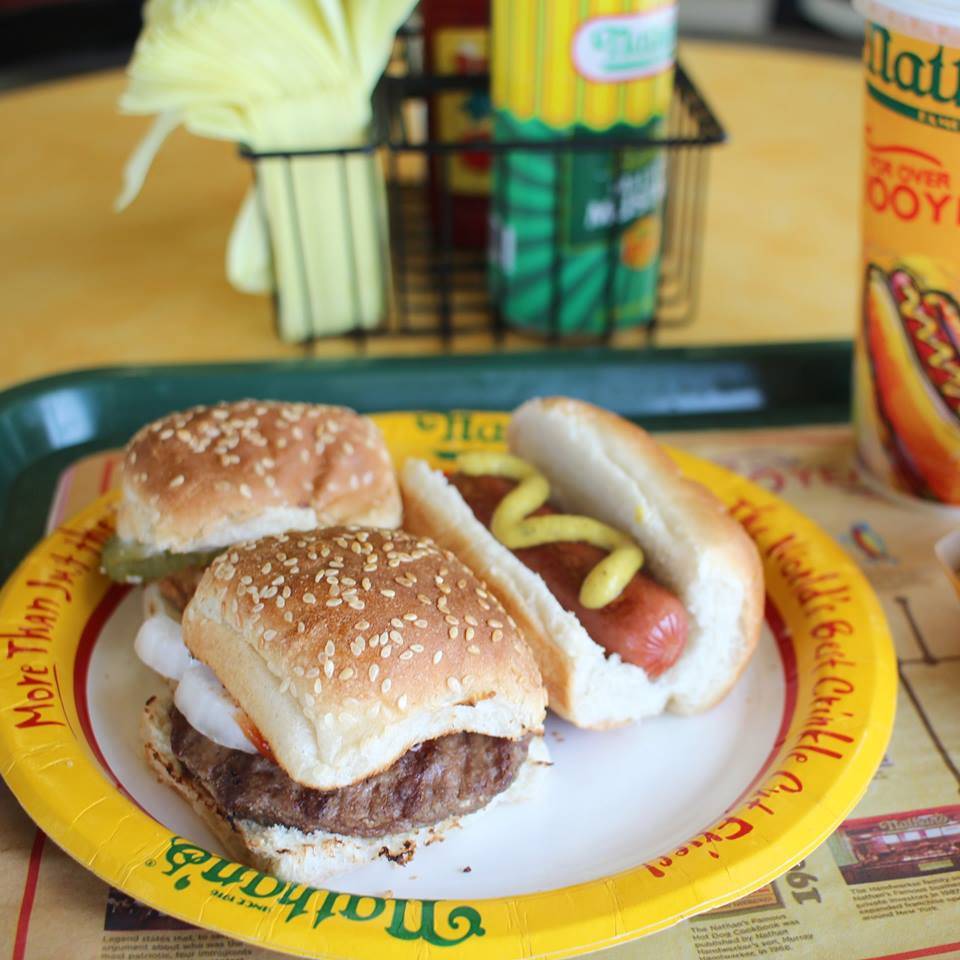 Nathans Famous | restaurant | 1500 Garrett Rd, Upper Darby, PA 19082, USA | 6106267717 OR +1 610-626-7717