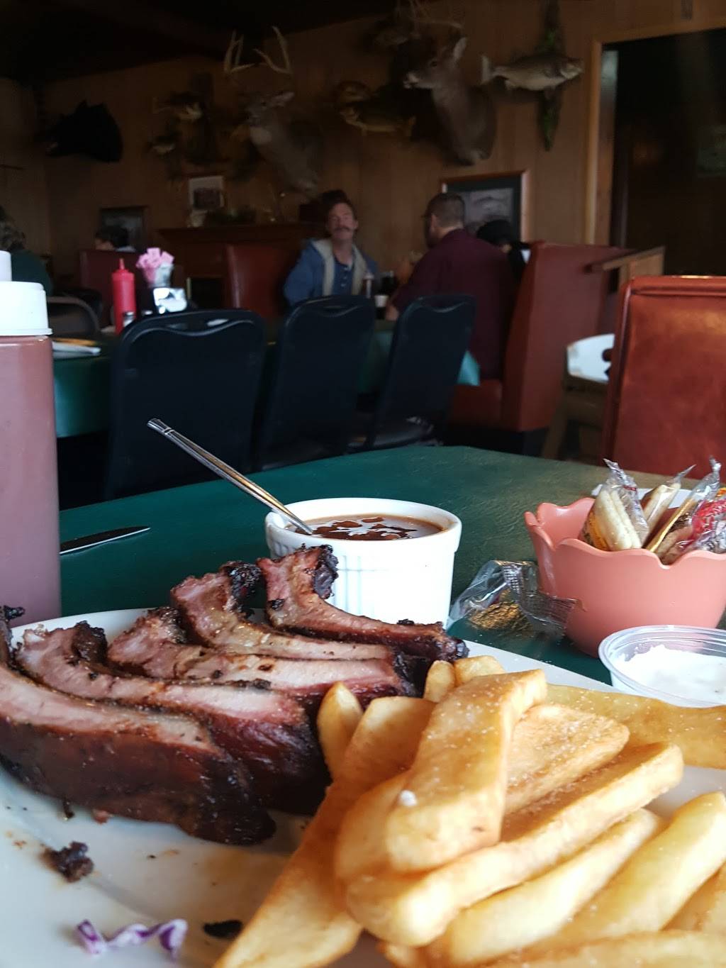 Hill-Top Bar-B-Q | restaurant | 31594 MO-83, Warsaw, MO 65355, USA | 6604386311 OR +1 660-438-6311