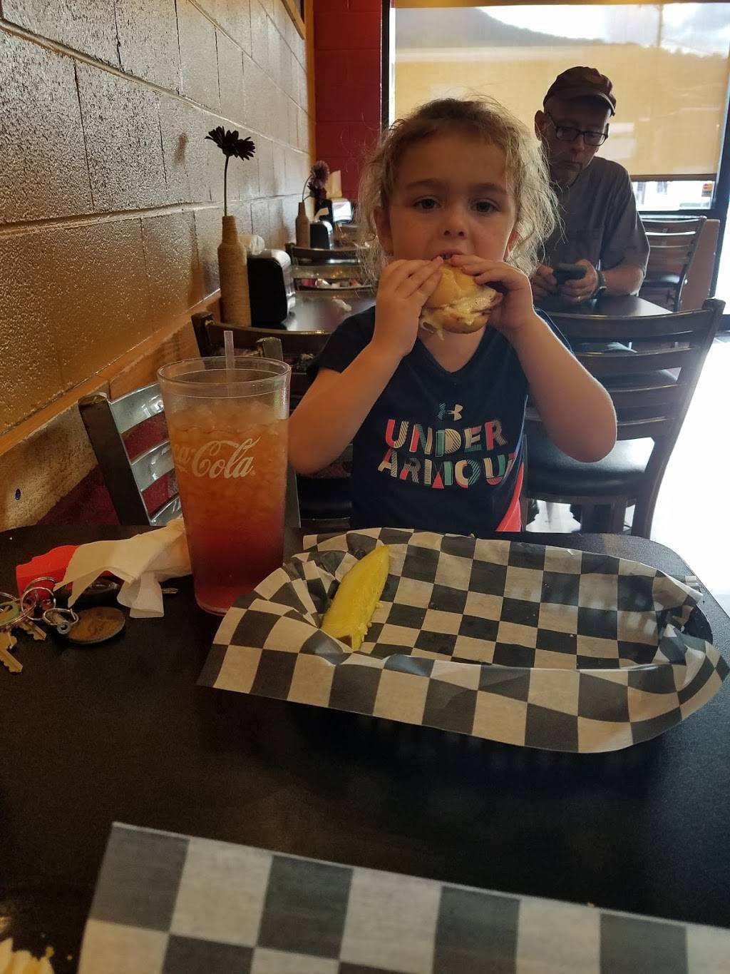 Papas Pizzeria & Subs | restaurant | 111 Tazewell St, Pearisburg, VA 24134, USA | 5409211333 OR +1 540-921-1333