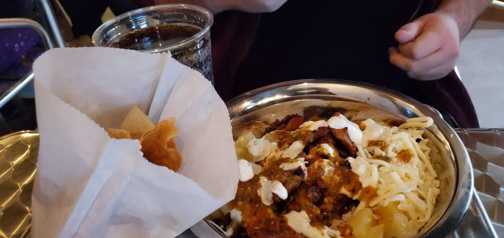 Luckys Spitfire | restaurant | S74W17090 Janesville Rd, Muskego, WI 53150, USA | 4145261220 OR +1 414-526-1220