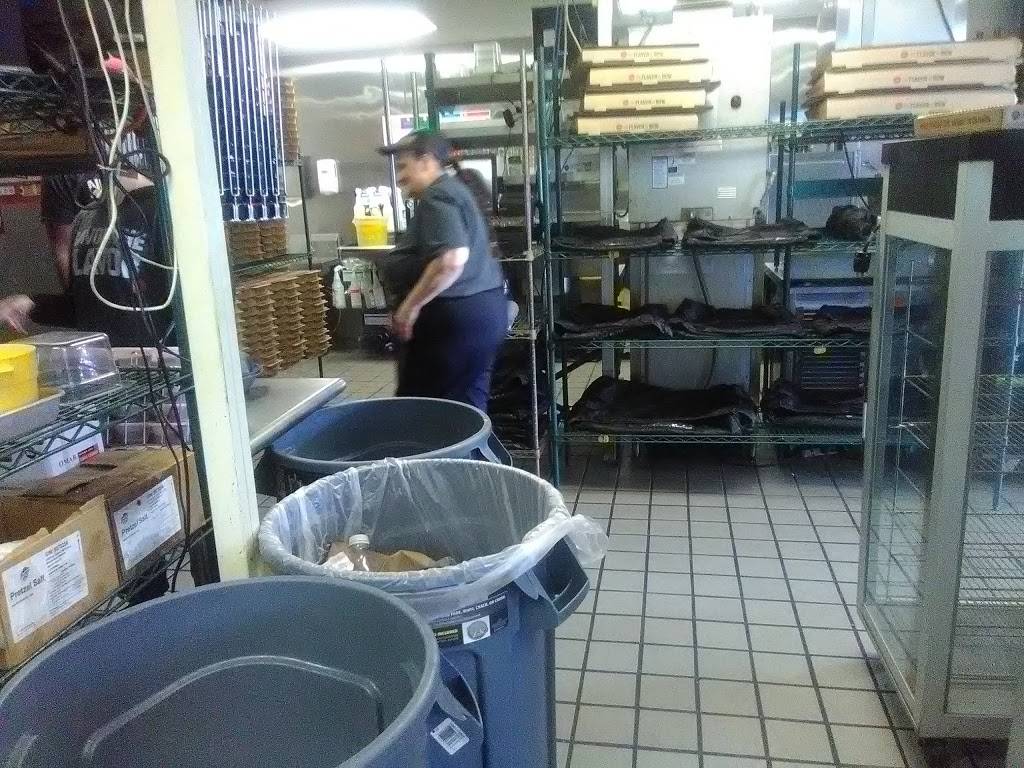 Pizza Hut | meal takeaway | 24750 Telegraph Rd, Southfield, MI 48033, USA | 2483543800 OR +1 248-354-3800