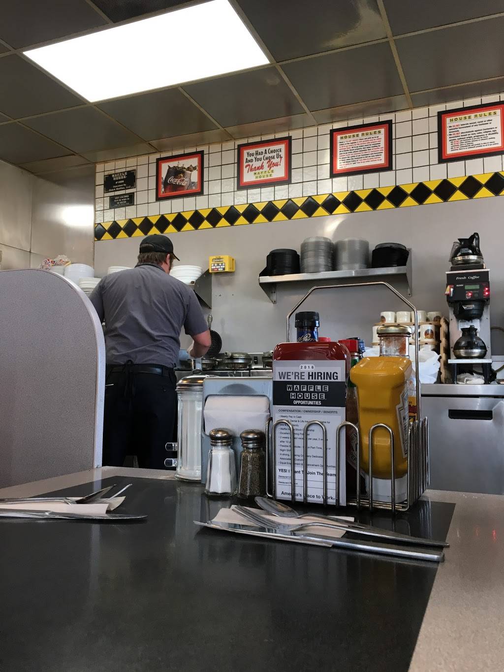 Waffle House | meal takeaway | 9750 NW Prairie View Rd, Kansas City, MO 64153, USA | 8168916545 OR +1 816-891-6545