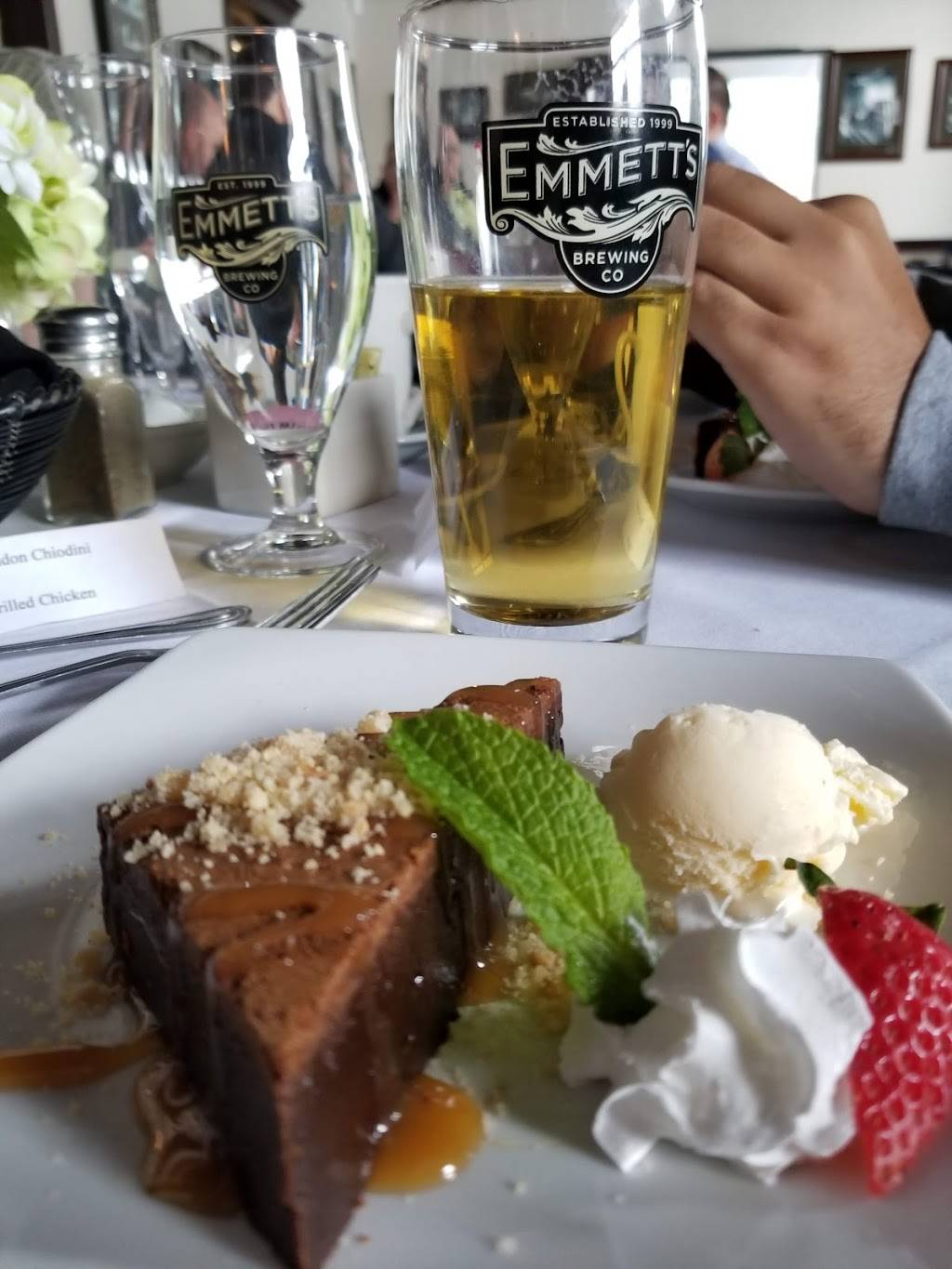 Emmetts Brewing Company | restaurant | 5200 Main St, Downers Grove, IL 60515, USA | 6304348500 OR +1 630-434-8500