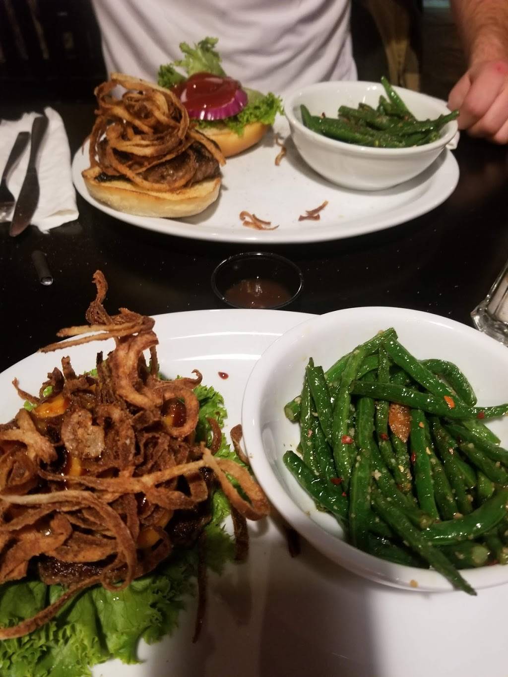 The Barrel House | restaurant | 3199 Sandwich St, Windsor, ON N9C 1A6, Canada | 5199775334 OR +1 519-977-5334