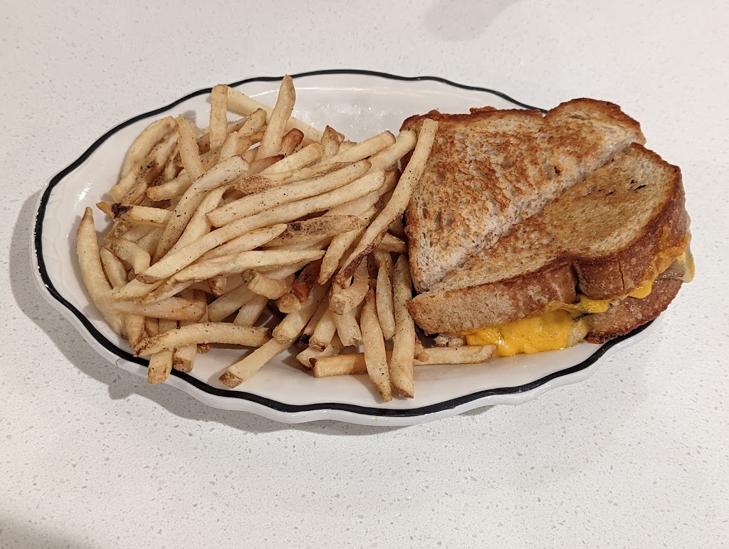 Bud & Marilyns | restaurant | 8500 Essington Ave, Philadelphia, PA 19153, USA | 2153448295 OR +1 215-344-8295