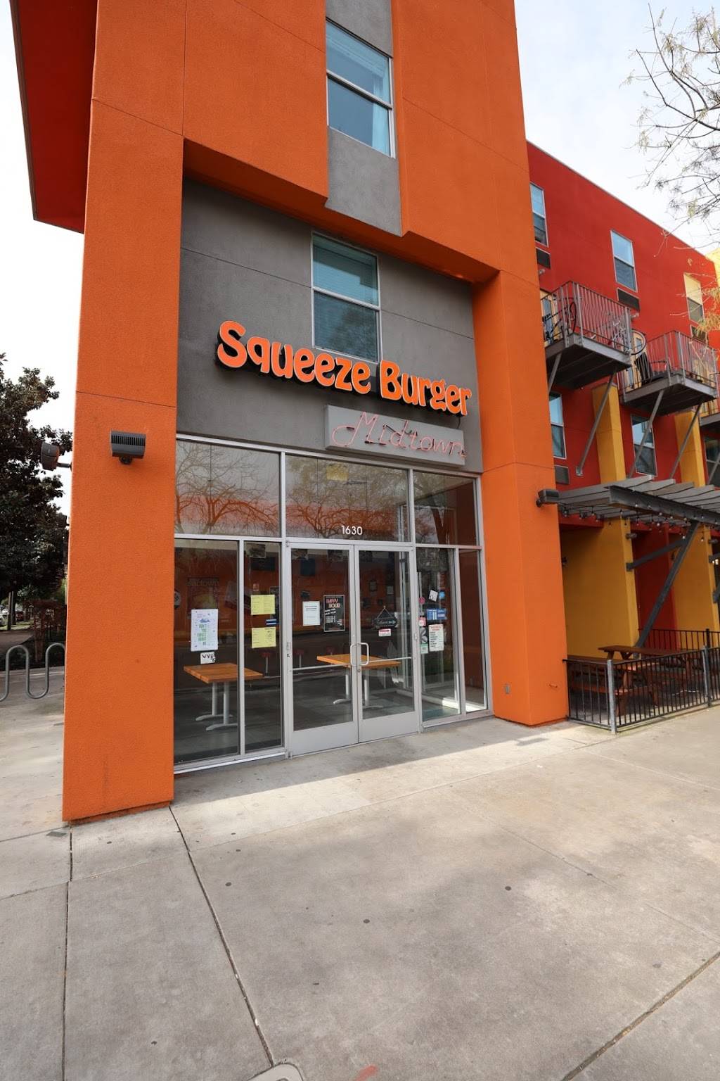 Squeeze Burger | restaurant | 1630 K St, Sacramento, CA 95814, USA | 9164922499 OR +1 916-492-2499