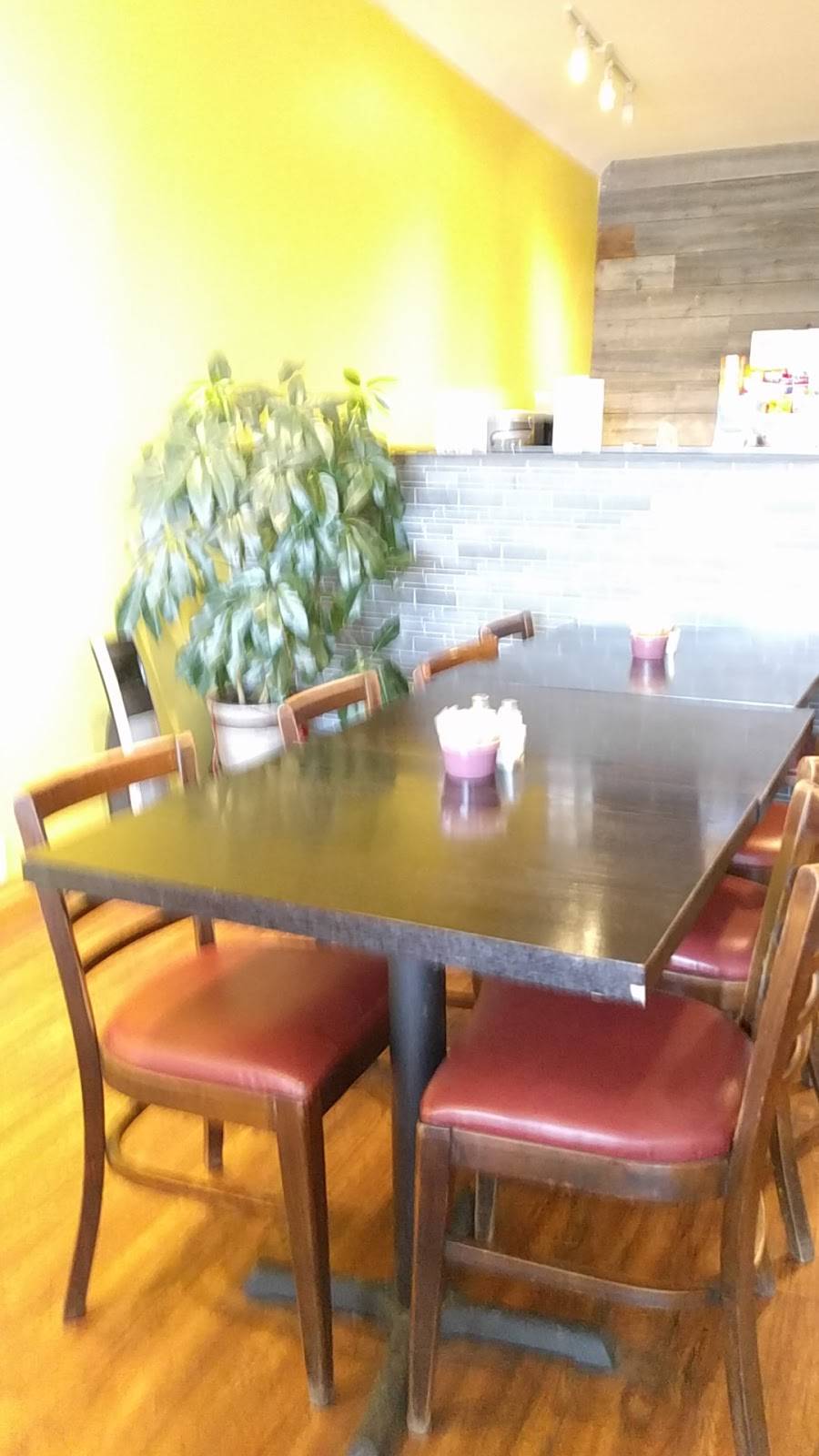 Yins Restaurant Port Dover | restaurant | 305 Main St, Port Dover, ON N0A 1N0, Canada | 5195831810 OR +1 519-583-1810