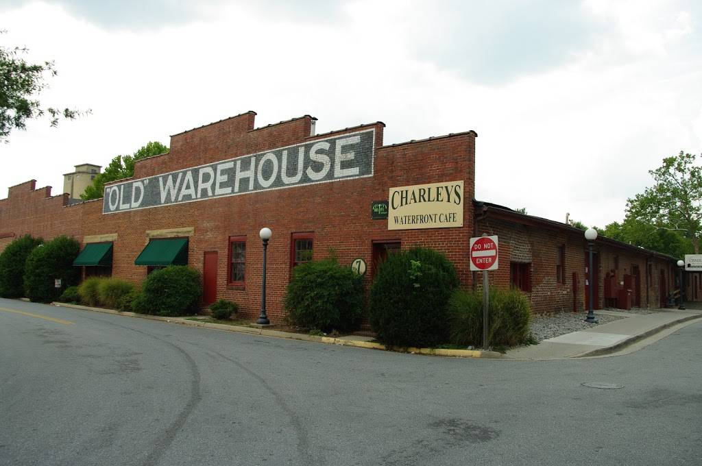 Charleys Waterfront Cafe | restaurant | 201 Mill St # B, Farmville, VA 23901, USA | 4343921566 OR +1 434-392-1566