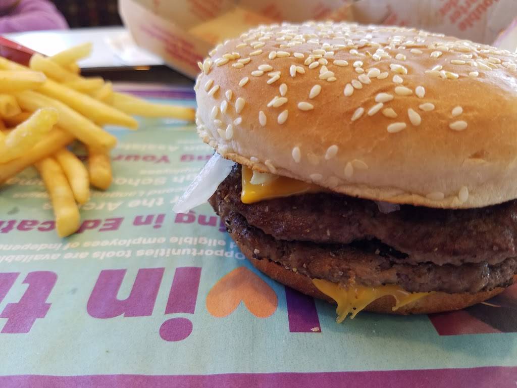 McDonalds | restaurant | 230 State Rte 31, Crystal Lake, IL 60014, USA | 8154552599 OR +1 815-455-2599