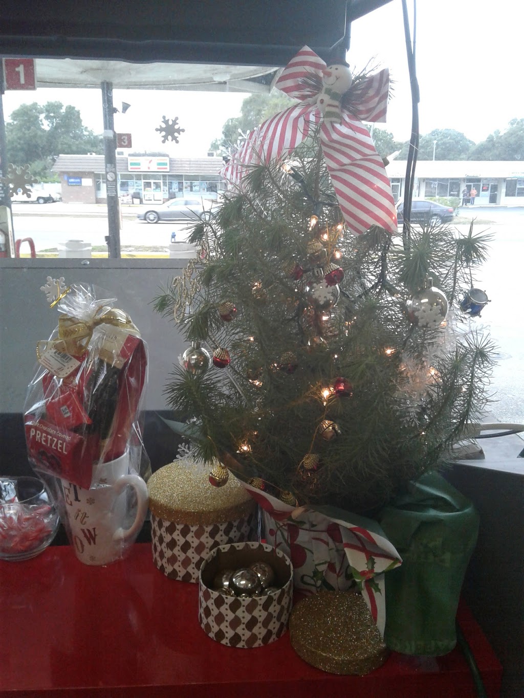 11 Chicks Yummy Creations | restaurant | 3001 49th St N, St. Petersburg, FL 33713, USA | 7276781427 OR +1 727-678-1427