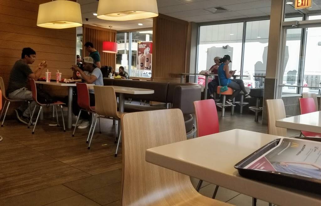 McDonalds | cafe | 2635 N Clark St, Chicago, IL 60614, USA | 7735496272 OR +1 773-549-6272