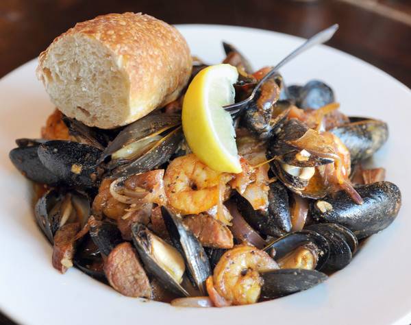 Mamas On the Half Shell | restaurant | 2901 ODonnell St, Baltimore, MD 21224, USA | 4102763160 OR +1 410-276-3160