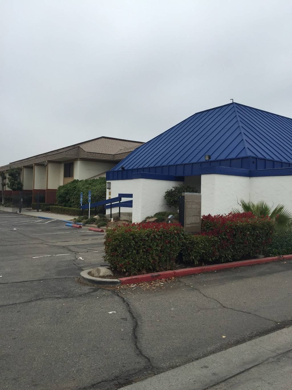 Smugglers Restaurant | night club | 3787 N Blackstone Ave, Fresno, CA 93726, USA | 5599169034 OR +1 559-916-9034