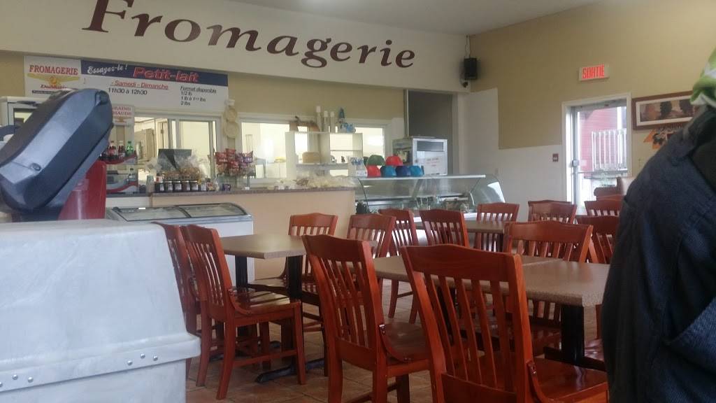 Restaurant Monsieur Poutine | restaurant | 4676 QC-112, Ascot Corner, QC J0B, Canada | 8198200220 OR +1 819-820-0220