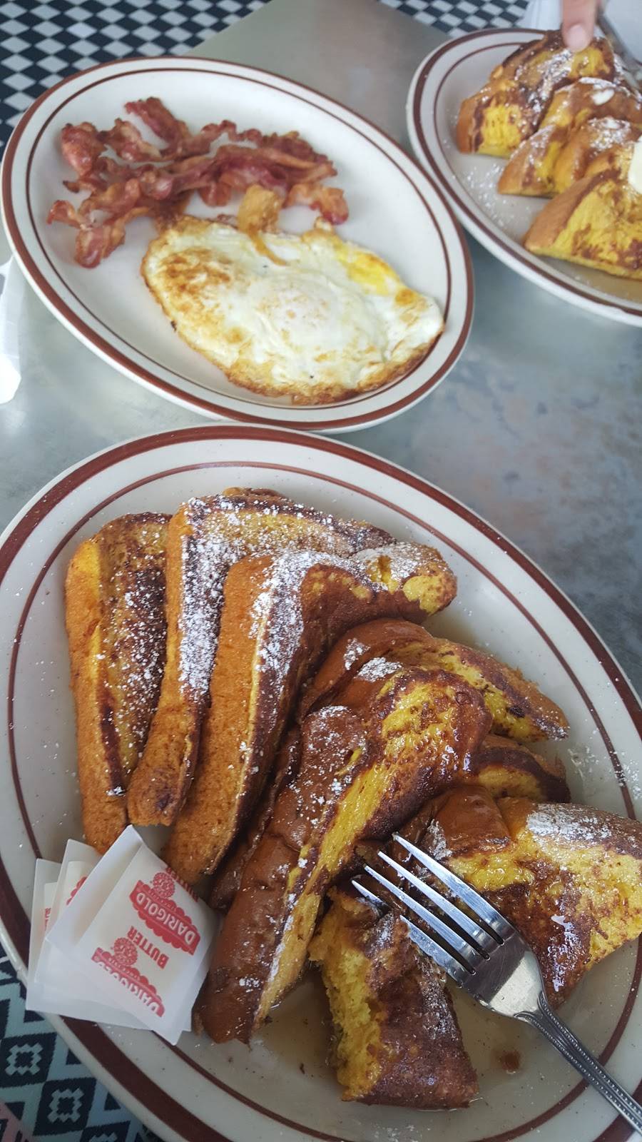 Headlines Diner & Press Club | restaurant | 10922 Kinross Ave, Los Angeles, CA 90024, USA | 3102082424 OR +1 310-208-2424