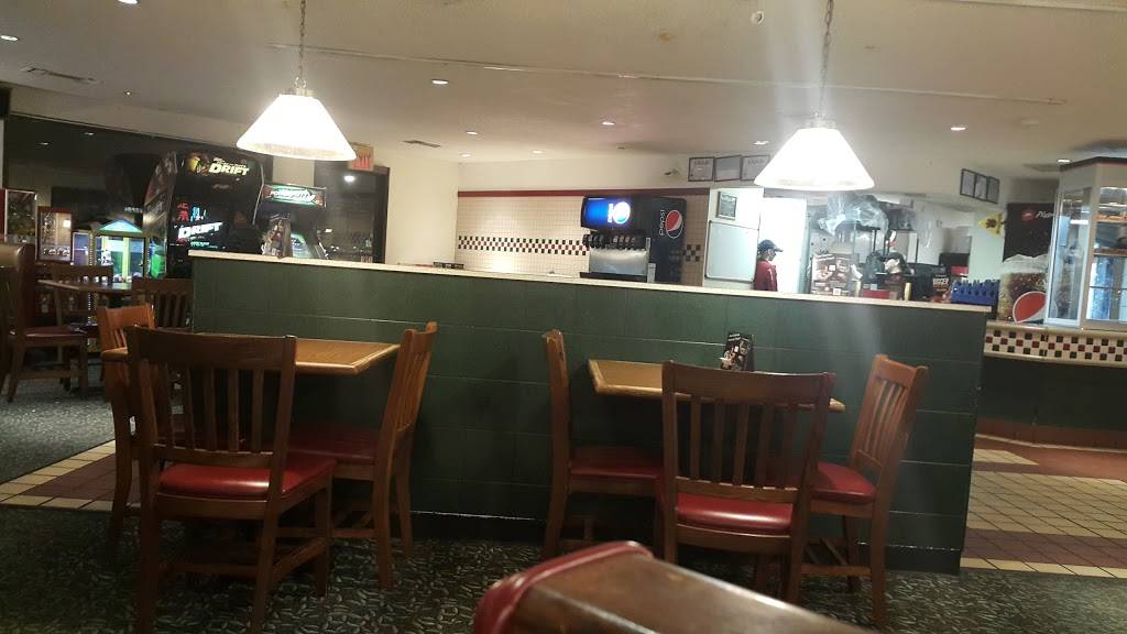 Pizza Hut | restaurant | 124 N Chicago Ave, South Milwaukee, WI 53172, USA | 4147642330 OR +1 414-764-2330