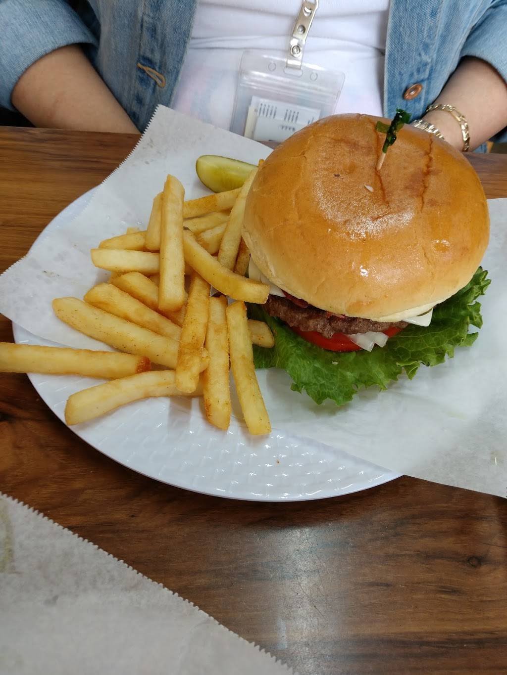 The Lunch Box | restaurant | 13605 East 35th St S, Independence, MO 64055, USA | 8165477552 OR +1 816-547-7552