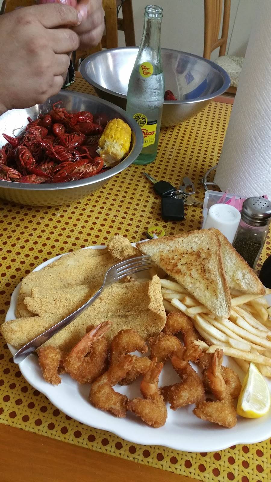 Peppers Burgers And More | restaurant | 804 E Main St, Eagle Lake, TX 77434, USA | 9792342370 OR +1 979-234-2370